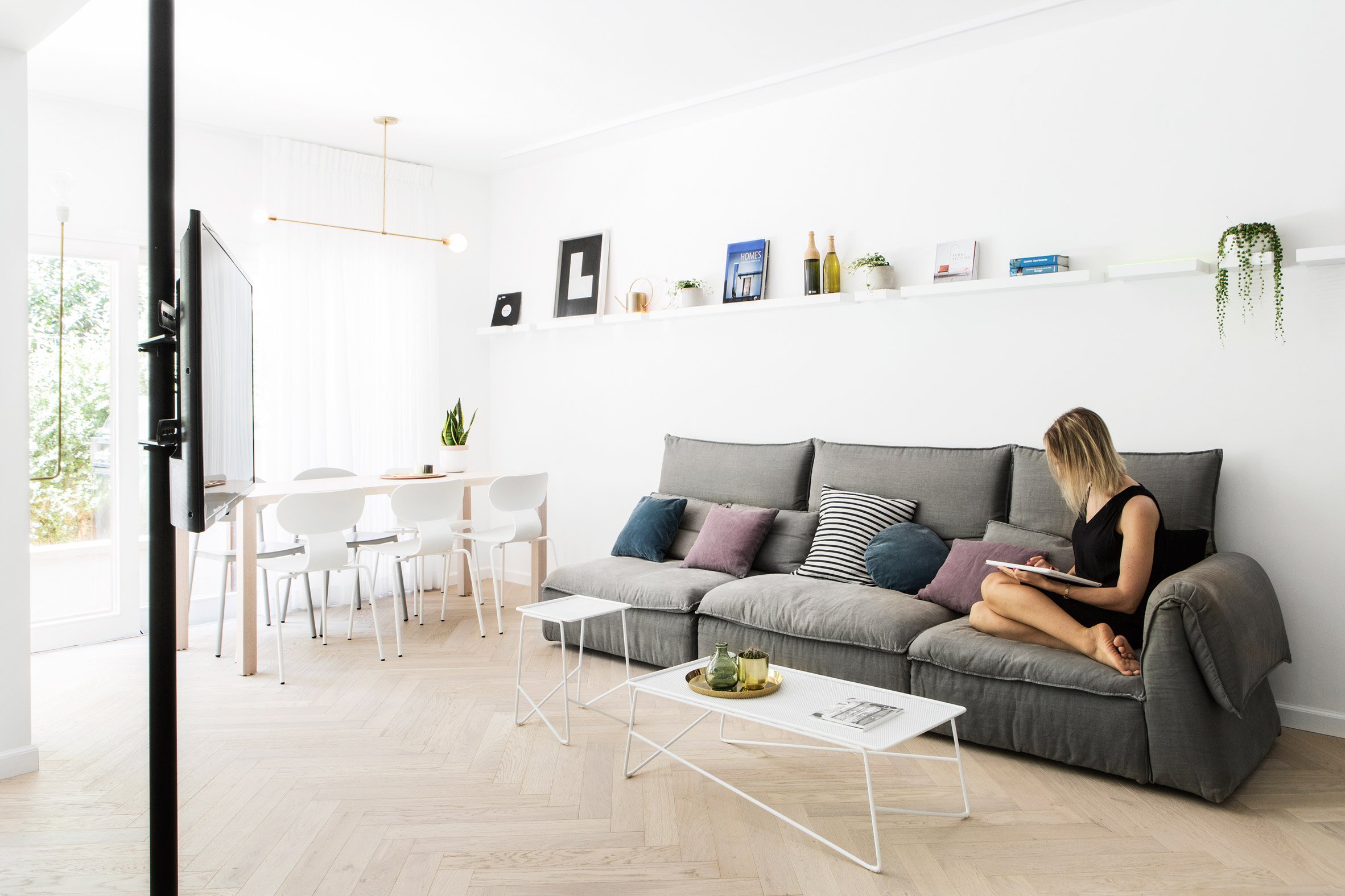 Deze glazen kamer in de woonkamer is ingericht als thuiskantoor
