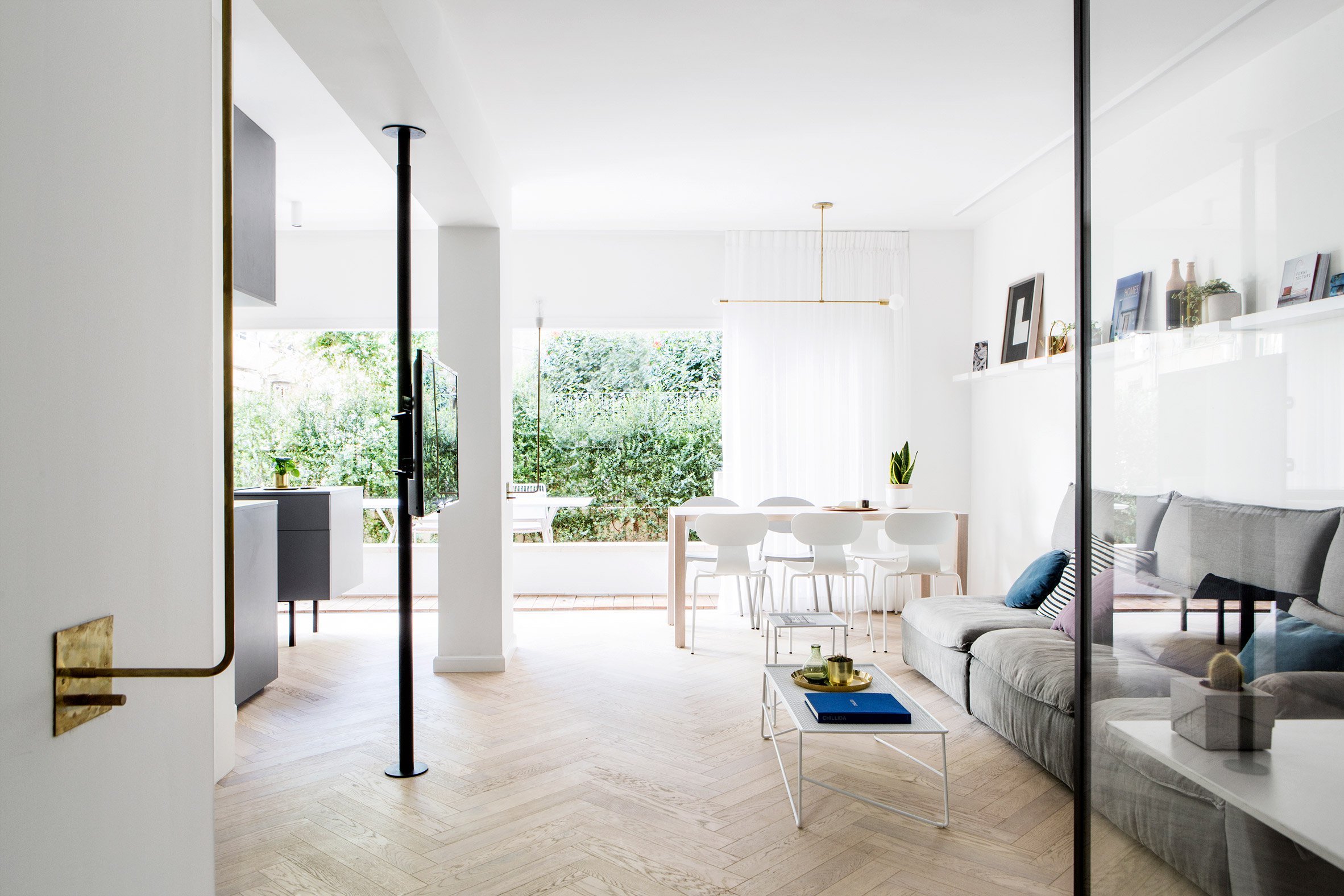 Deze glazen kamer in de woonkamer is ingericht als thuiskantoor