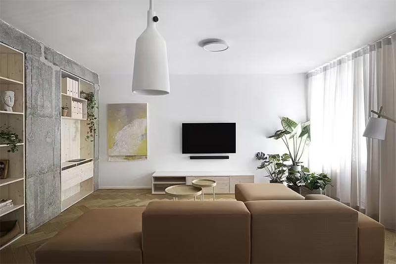 De inbouwkasten worden voornamelijk als boekenkast gebruikt. Daarnaast is er ook een werkplek gecreëerd met een opklapbaar bureau.