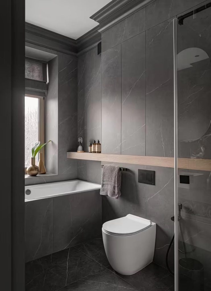 Left Design heeft deze prachtige badkamer ontworpen in een klassiek appartement, gekenmerkt met grijs marmeren wanden en vloer.