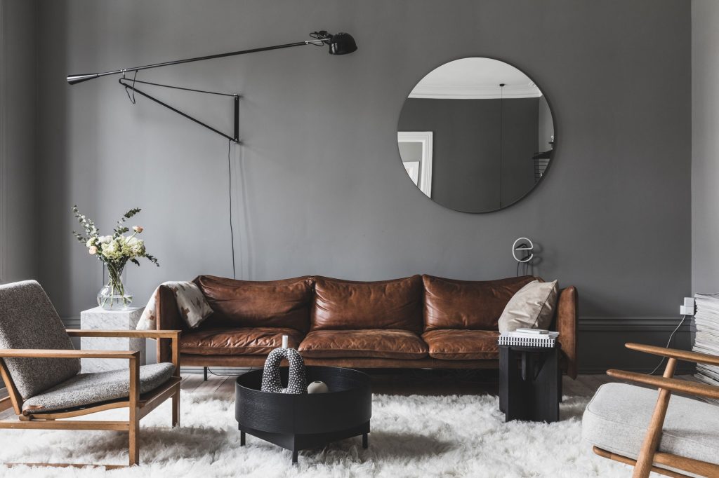 grijs interieur bruin leer hout en wit