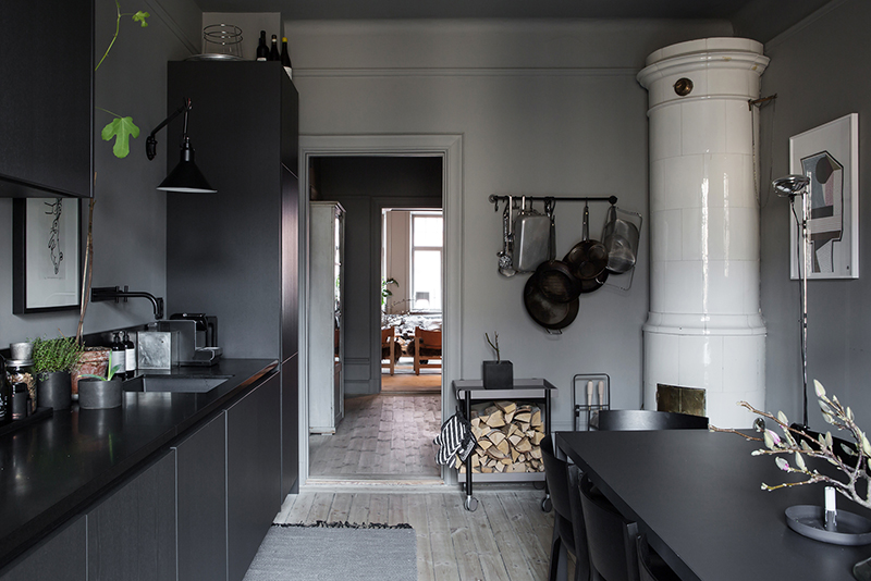 Zelfs de keuken is grijs, met niet alleen grijze muren en plafond, maar ook donkergrijze keukenkasten.
