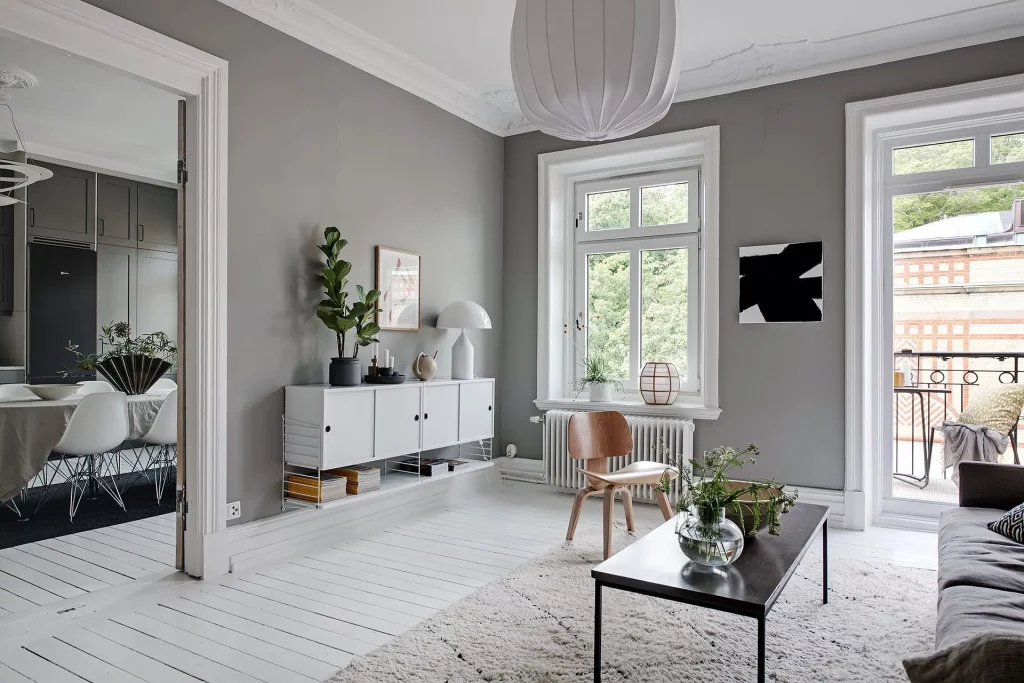 Dit is wederom ook een mooi voorbeeld dat grijs, wit, zwart en hout een hele mooie combinatie is.