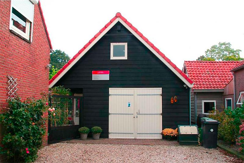 Boha heeft deze grote garage met potdekselen gevel en dakpannen dak gebouwd voor een klant. Bron: Boha.nl