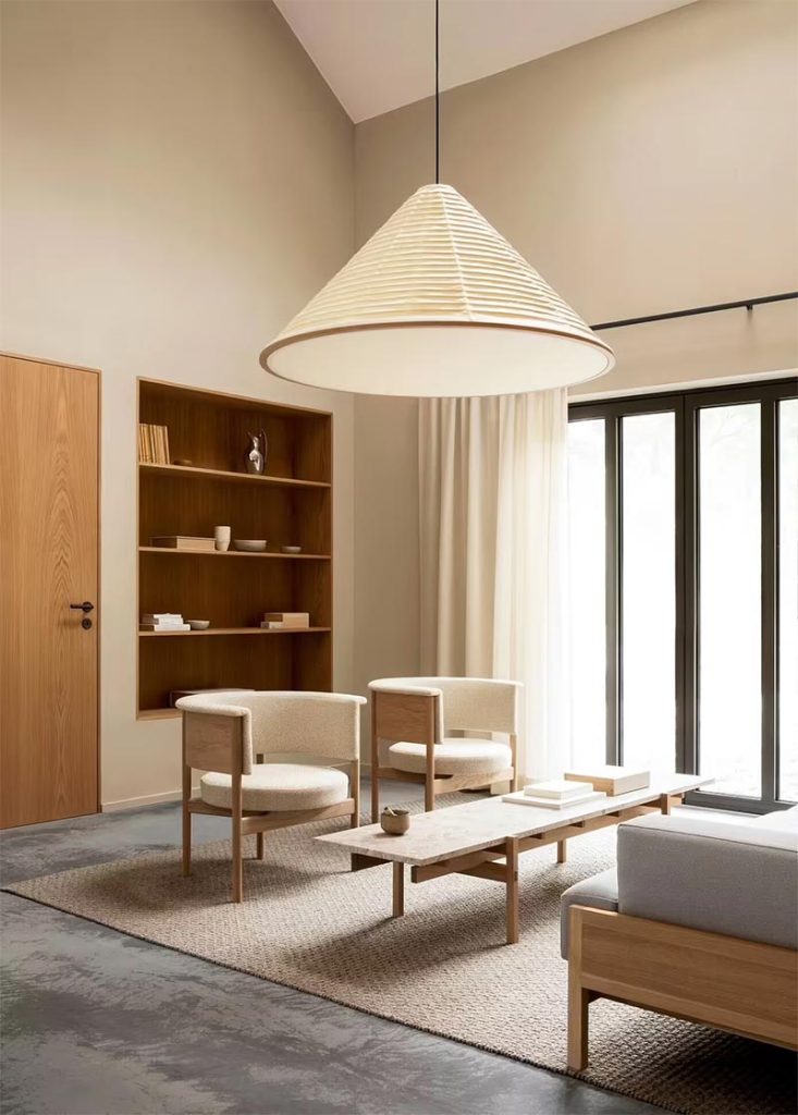 grote houten nis woonkamer