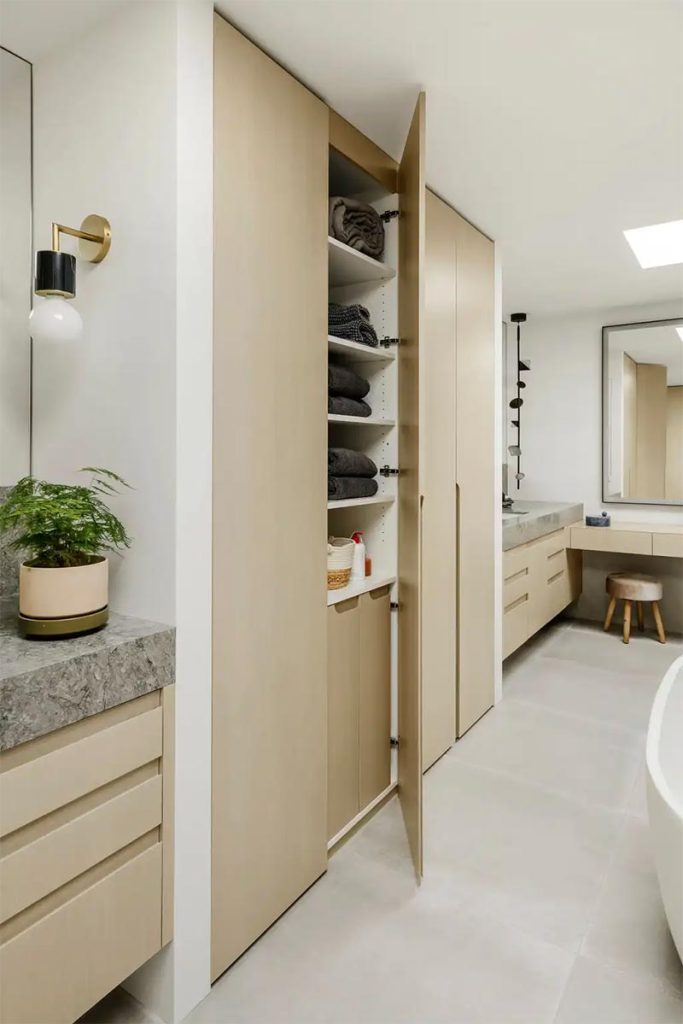 Elena Del Bucchia Design creëerde deze mooie moderne ruime badkamer met grote inbouwkasten met heel veel kastruimte.