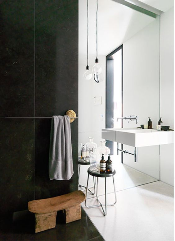 Grote spiegel in badkamer