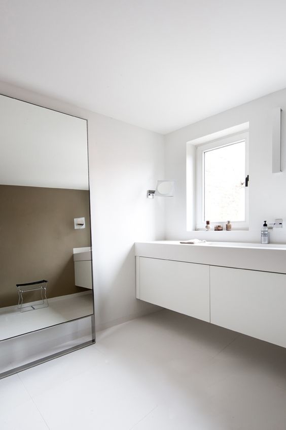 Grote spiegel in badkamer