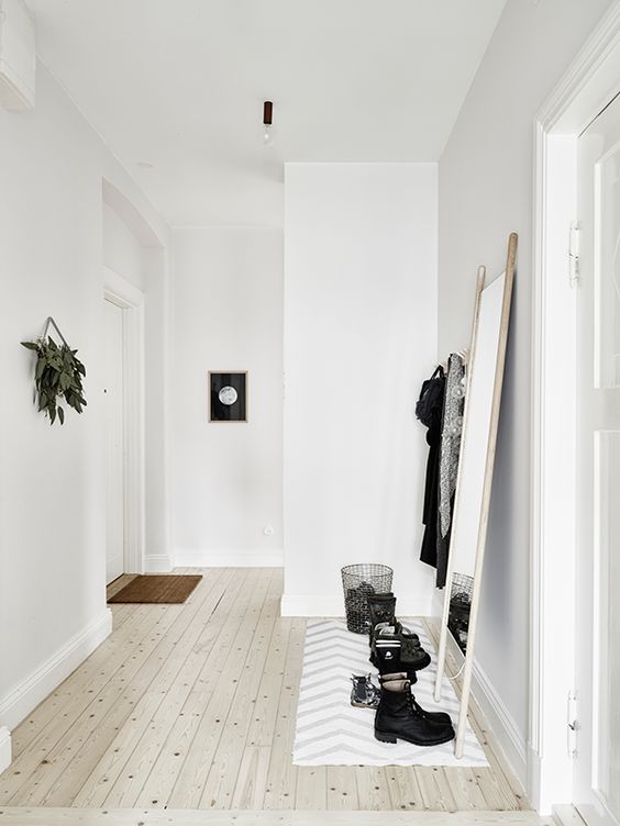 Grote spiegel in hal