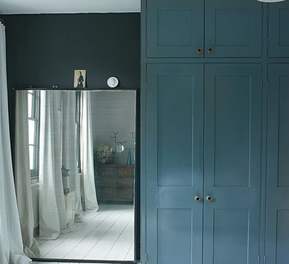 Grote spiegel in slaapkamer