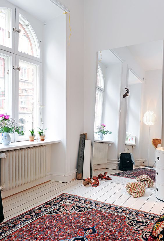 Grote spiegel in slaapkamer