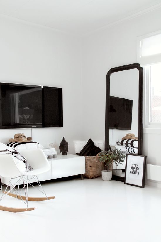 Grote spiegel in woonkamer