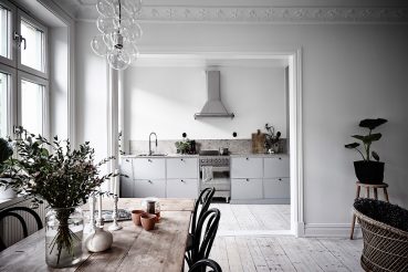Half open keuken in een klein Scandinavisch appartement