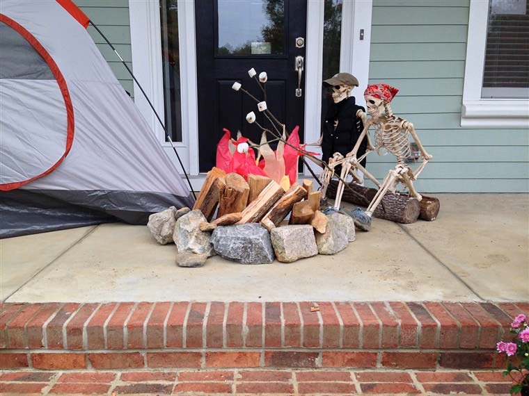 halloween decoratie ideeen kampvuur skeletten