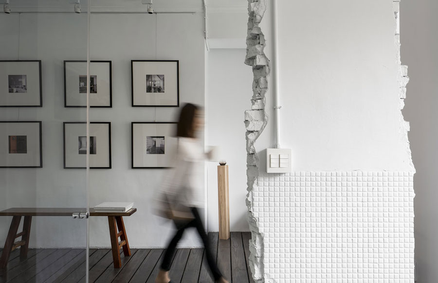 Het moderne en minimalistische kantoor van ontwerpbureau Studio In2