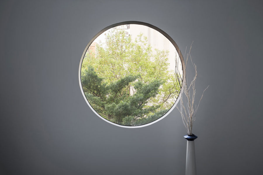 Het moderne en minimalistische kantoor van ontwerpbureau Studio In2