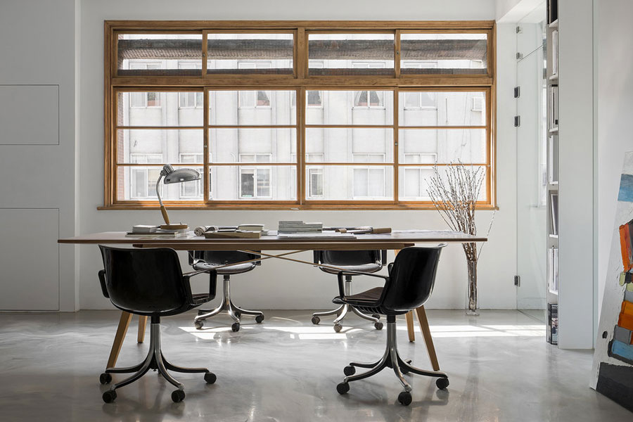 Het moderne en minimalistische kantoor van ontwerpbureau Studio In2