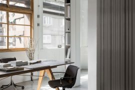 Het moderne en minimalistische kantoor van ontwerpbureau Studio In2