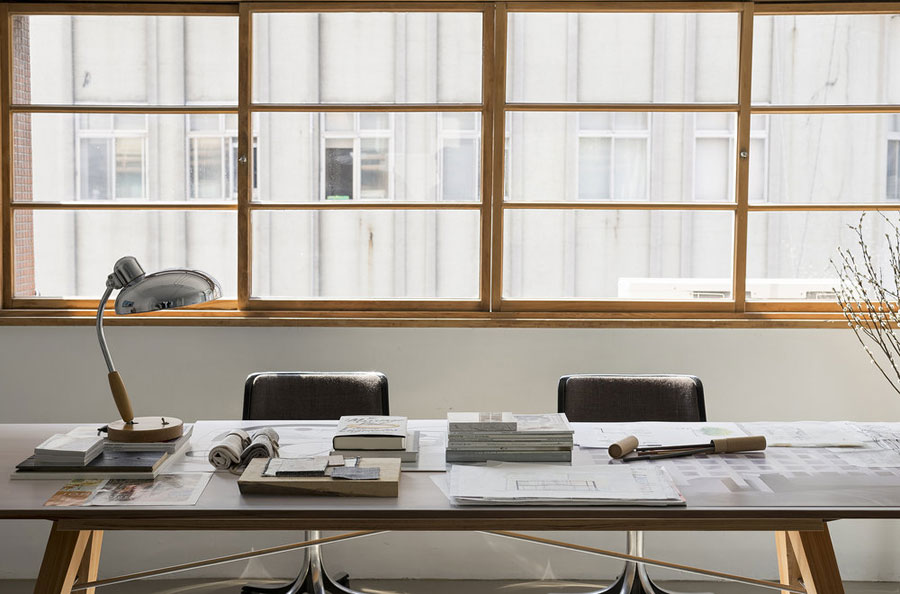 Het moderne en minimalistische kantoor van ontwerpbureau Studio In2