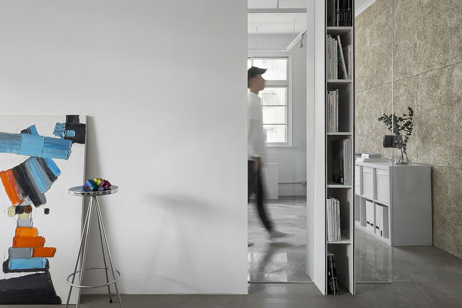 Het moderne en minimalistische kantoor van ontwerpbureau Studio In2