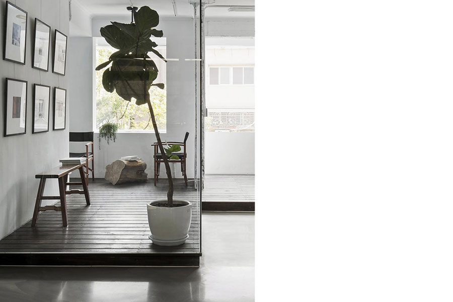 Het moderne en minimalistische kantoor van ontwerpbureau Studio In2