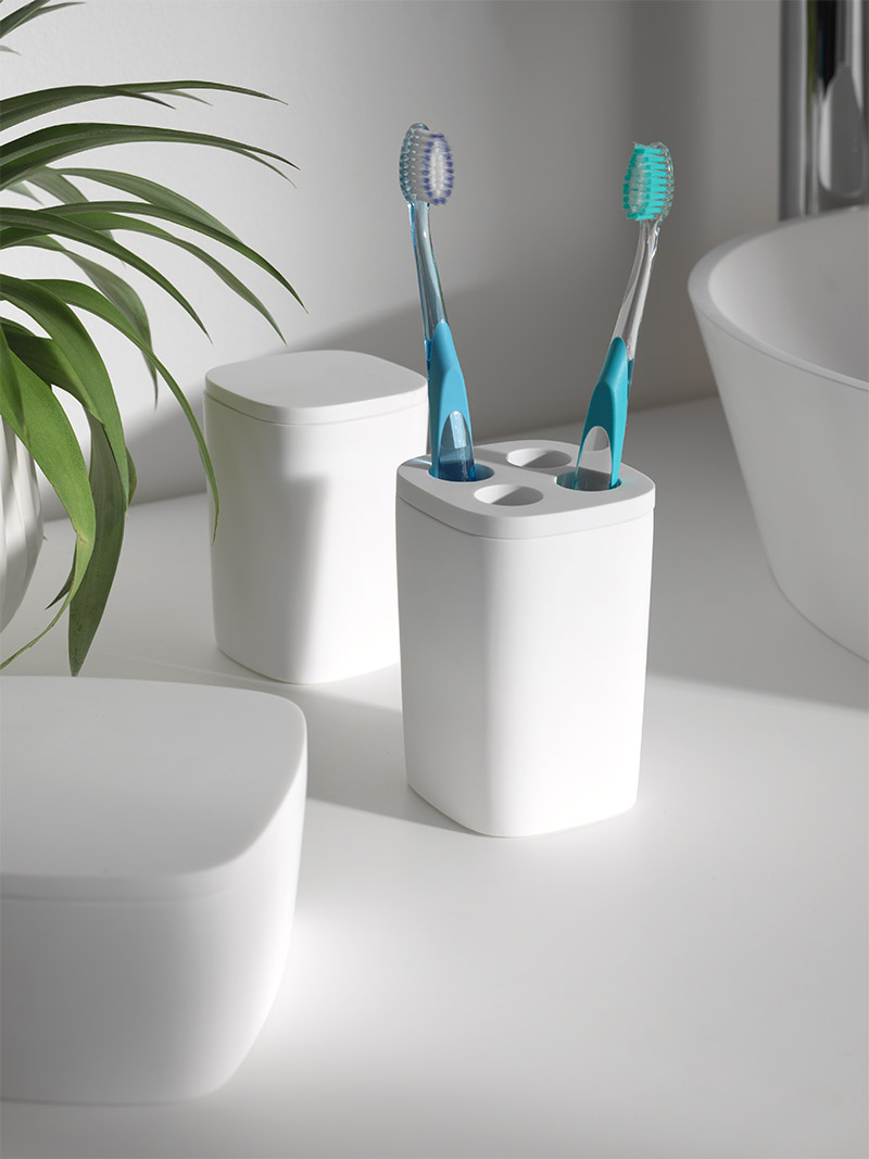 Kleine accessoires, zoals deze mooie minimalistische houder voor tandenborstels kunnen het verschil maken in een kleine badkamer.