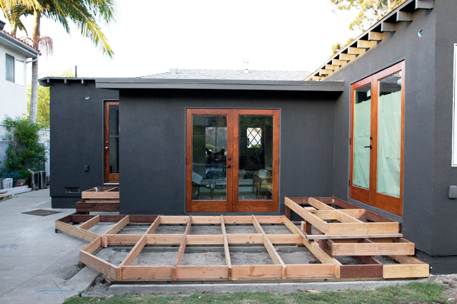 Een houten vlonder terras die verbindt