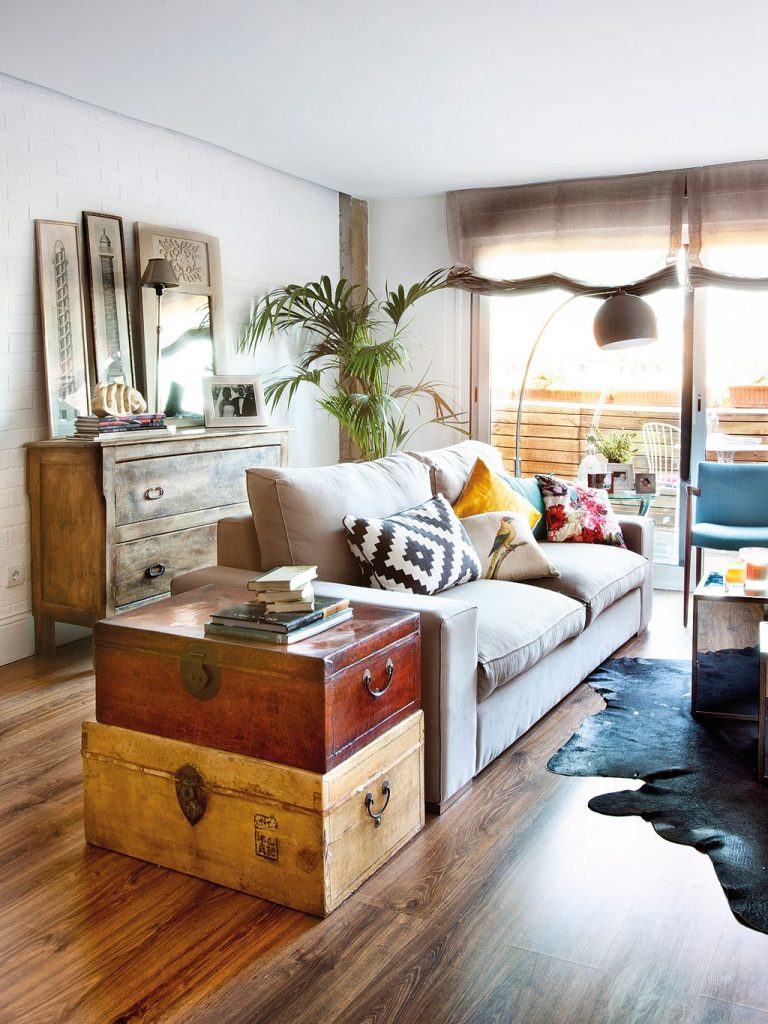 houten kist bijzettafel naast bank