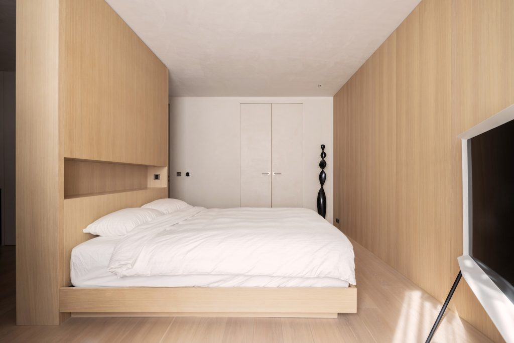 houten nis achter bed slaapkamer