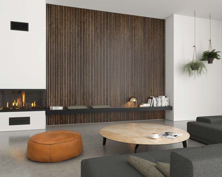 In deze woonkamer is een stijlvolle accentmuur gecreëerd met de Akupanelen van WoodUpp.