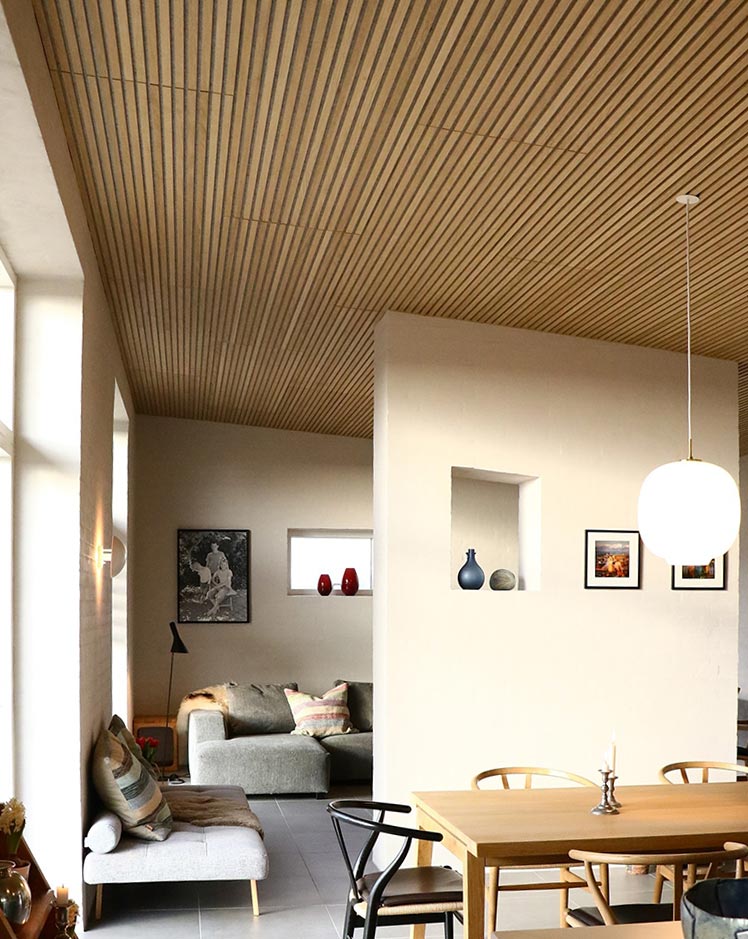 In dit interieur is het plafond bekleed met de akoestische panelen van WoodUpp.