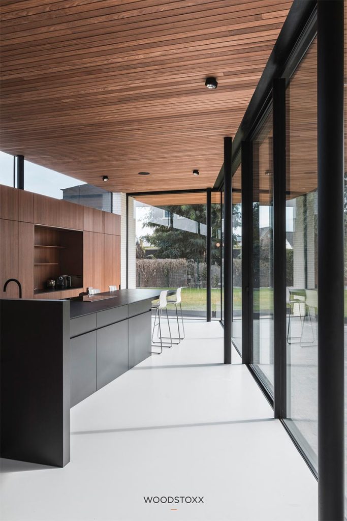 Het houten plafond in deze luxe keuken is gemaakt door interieur hout specialist Woodstoxx.