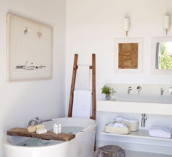 Houten plankje op het bad