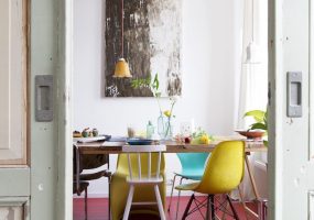 Houten vloer rood schilderen eethoek