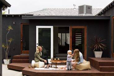 Een houten vlonder terras die verbindt