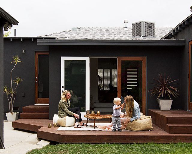 Een houten vlonder terras die verbindt