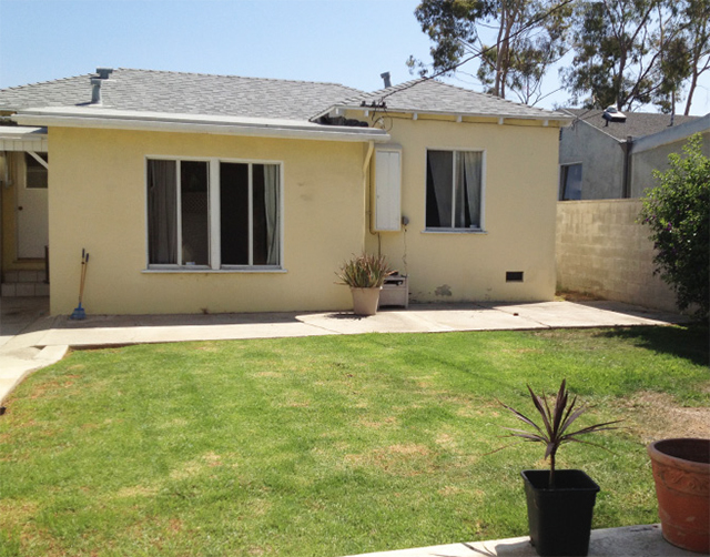 Een houten vlonder terras die verbindt