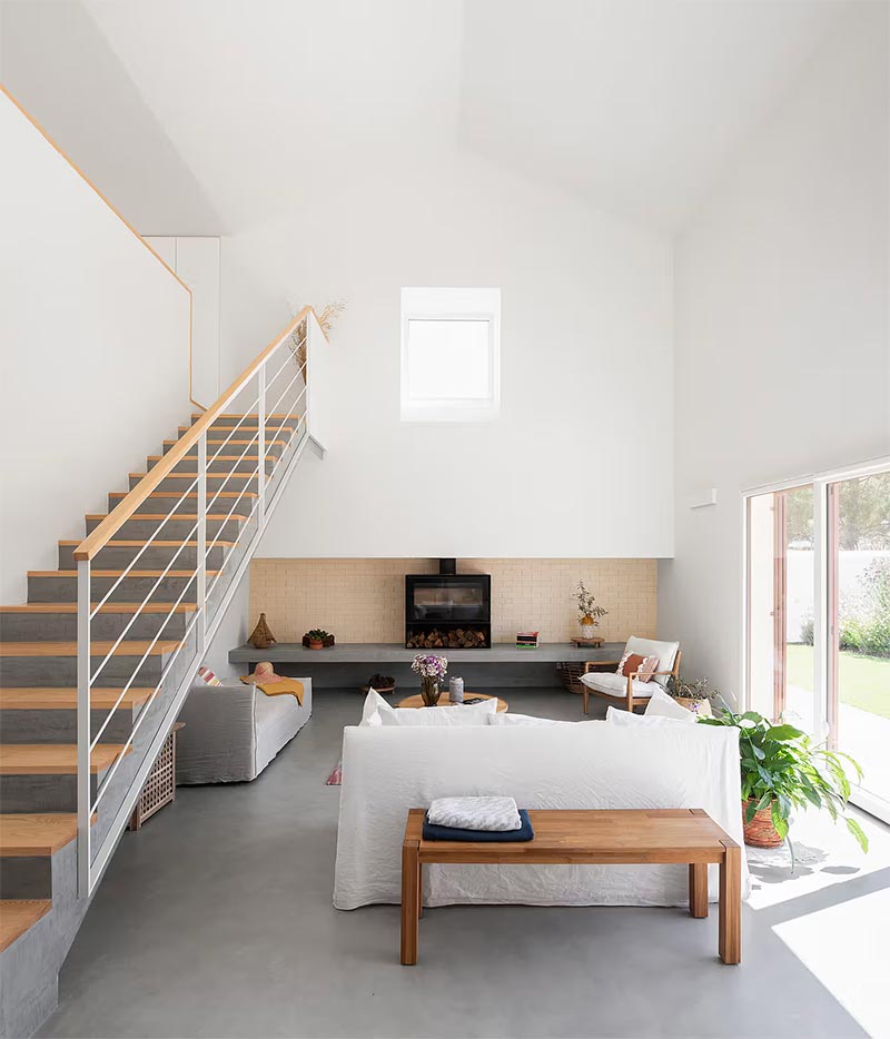  Estúdio AMATAM heeft in deze moderne woning in Comporta gekozen voor een houtkachel, die ze op een hele stijlvolle manier hebben gecombineerd met een beton cire blad en wandtegels. | Fotografie: Garcês