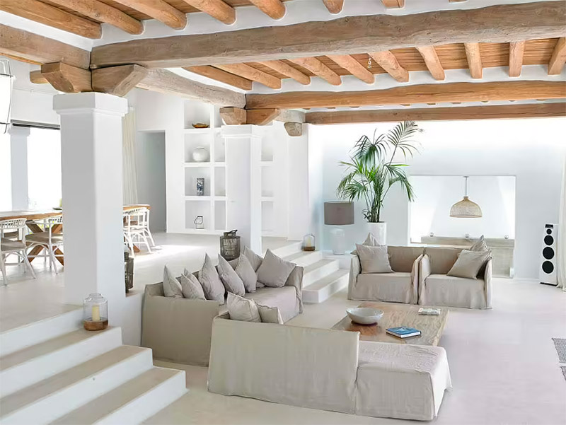 Dit prachtige mediterrane huis gelegen op het Spaanse eiland Ibiza is ontworpen door BLAKSTAD. Witte muren zijn gecombineerd met betonlook microcement vloeren en meubels in natuurlijke kleuren en materialen. | Fotografie: Conrad White