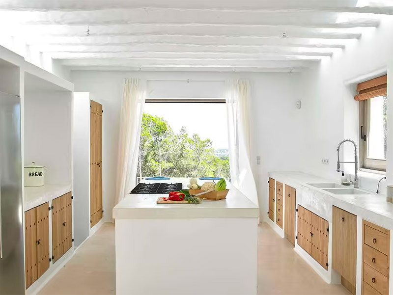 Een super mooie Ibiza stijl keuken in Can pep Caliu, ontworpen door BLAKSTAD - met lichte betonnen werkbladen en houten deuren. | Fotografie: Conrad White