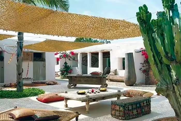 In een echte Ibiza tuin mag een grote palmboom natuurlijk niet ontbreken. Hier hebben ze ook gekozen voor stoere cactussen.