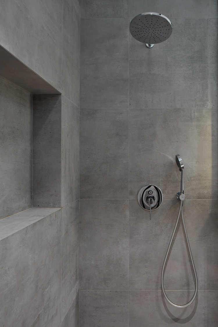 In deze kleine stoere badkamer kan je TV kijken vanuit de douche!