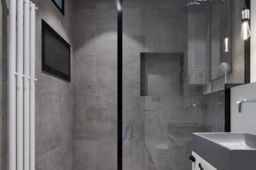 In deze kleine stoere badkamer kan je TV kijken vanuit de douche!