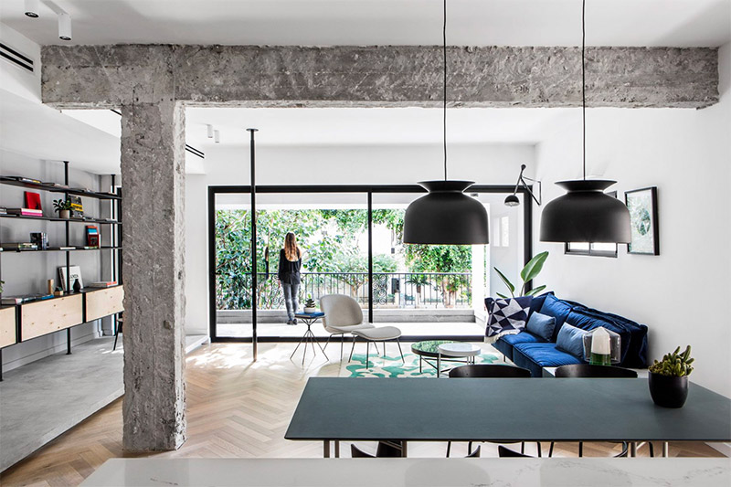 Ontwerper Maayan Zusman uit Tel Aviv heeft een appartement met twee slaapkamers in de stad gerenoveerd, met een scala aan aangepaste details voor de lange inwoners. De ingebouwde airco is hier te zien in de stoere moderne woonkamer.