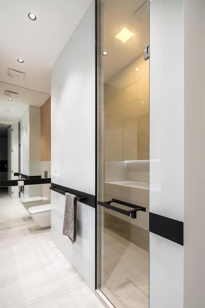 De grote spiegelwand zorgt ervoor dat het erg ruimtelijk aanvoelt in de badkamer.