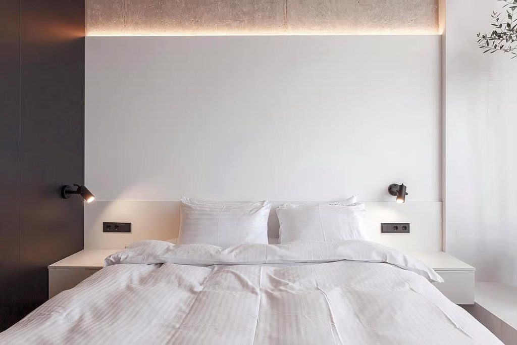 Ook het strakke minimalistische witte hoofdbord met verlichting staat er super mooi bij.