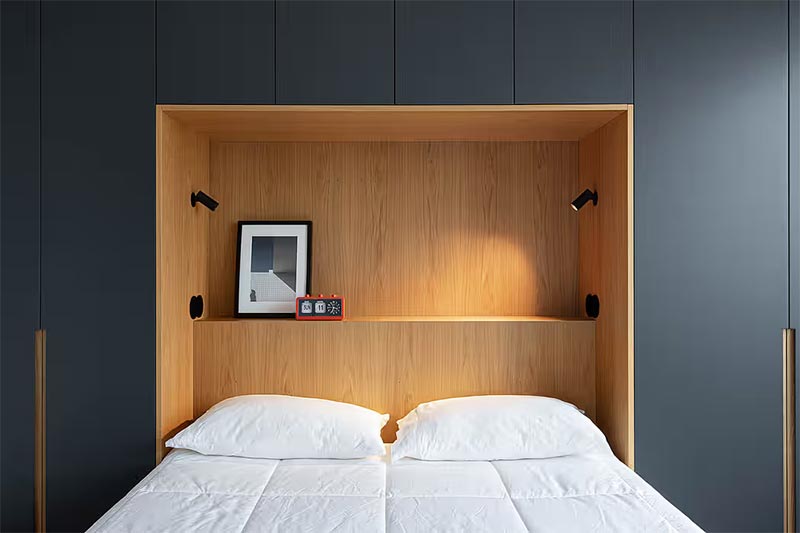 Ricardo Miguel Ribeiro heeft deze moderne woonkamer ontworpen, met een grote inbouwkast achter het bed.