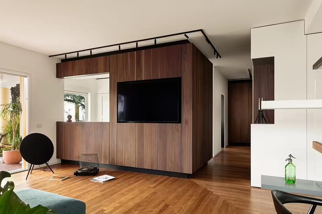 inbouwkast woonkamer scheidingswand keuken met cinewall 