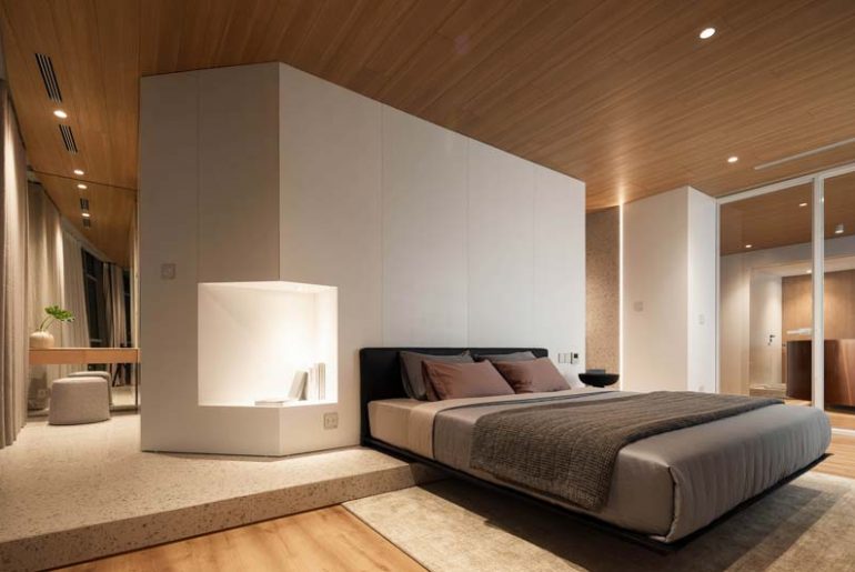 Deze luxe slaapkamer met badkamer en suite ziet er super luxe uit, waar de inbouwspots in het houten plafond zijn gemonteerd. Klik hier voor meer foto's.