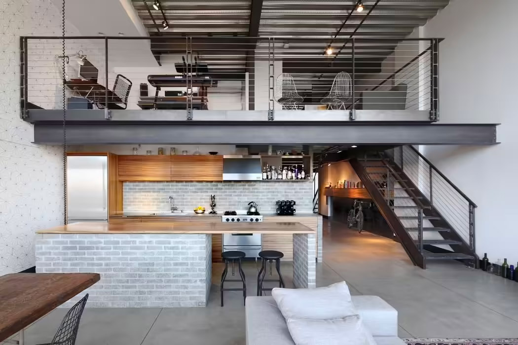 SHED Architecture & Design hebben in deze industriële woonkamer gekozen voor grote betonlook tegels,